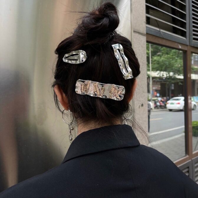 女性　後ろ姿　ヘアクリップ　メタルヘアクリップ　韓国