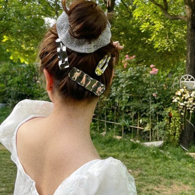 女性　後ろ姿　ヘアクリップ　メタルヘアクリップ　韓国