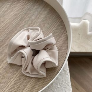 サテンシュシュ フリル ボリューム  簡単まとめ髪  ヘアアクセサリー 韓国　オフホワイト