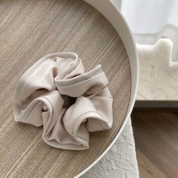 サテンシュシュ フリル ボリューム  簡単まとめ髪  ヘアアクセサリー 韓国　オフホワイト